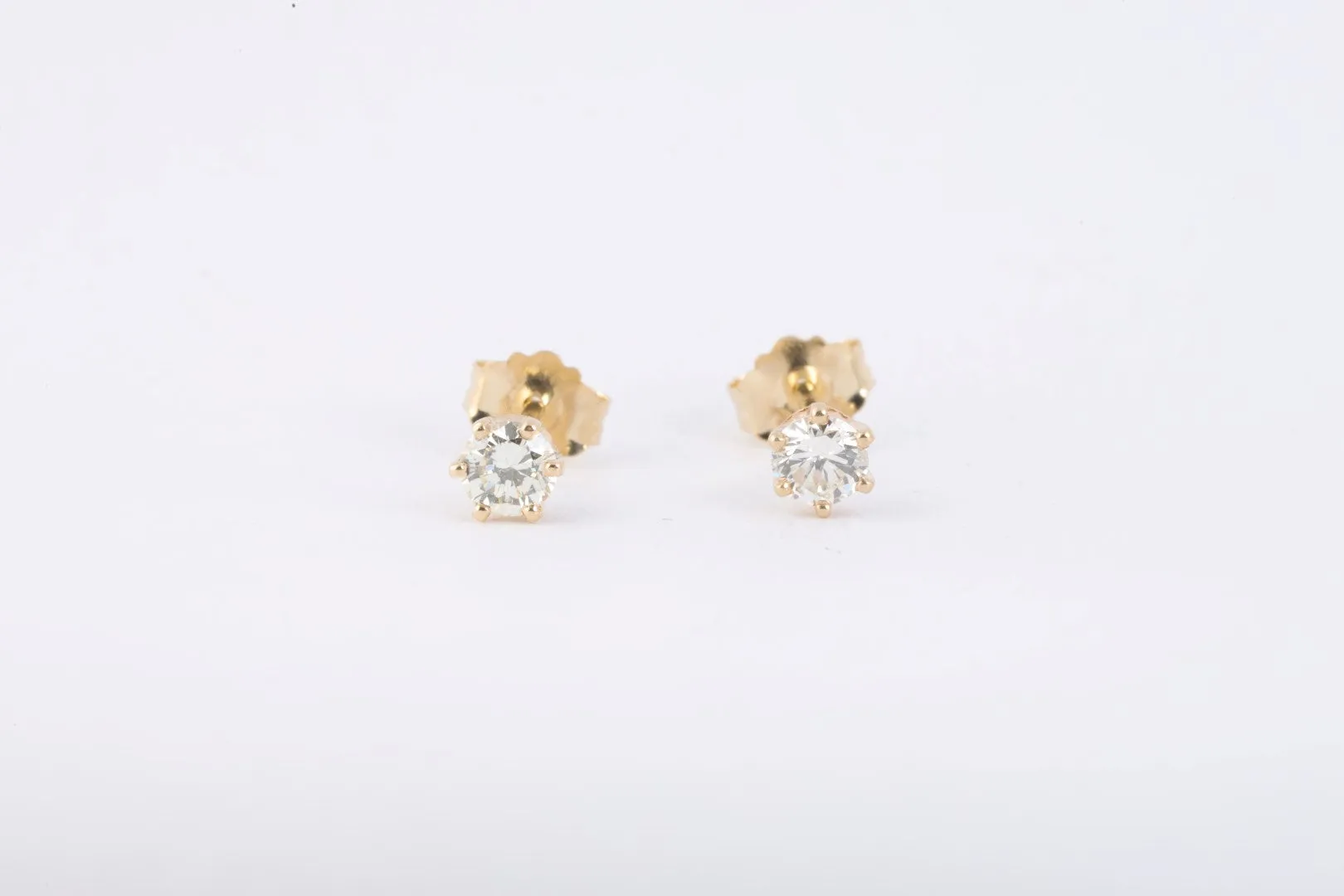 14k Yellow Gold 0.34tcw Diamond Stud Earrings (0.58g.)