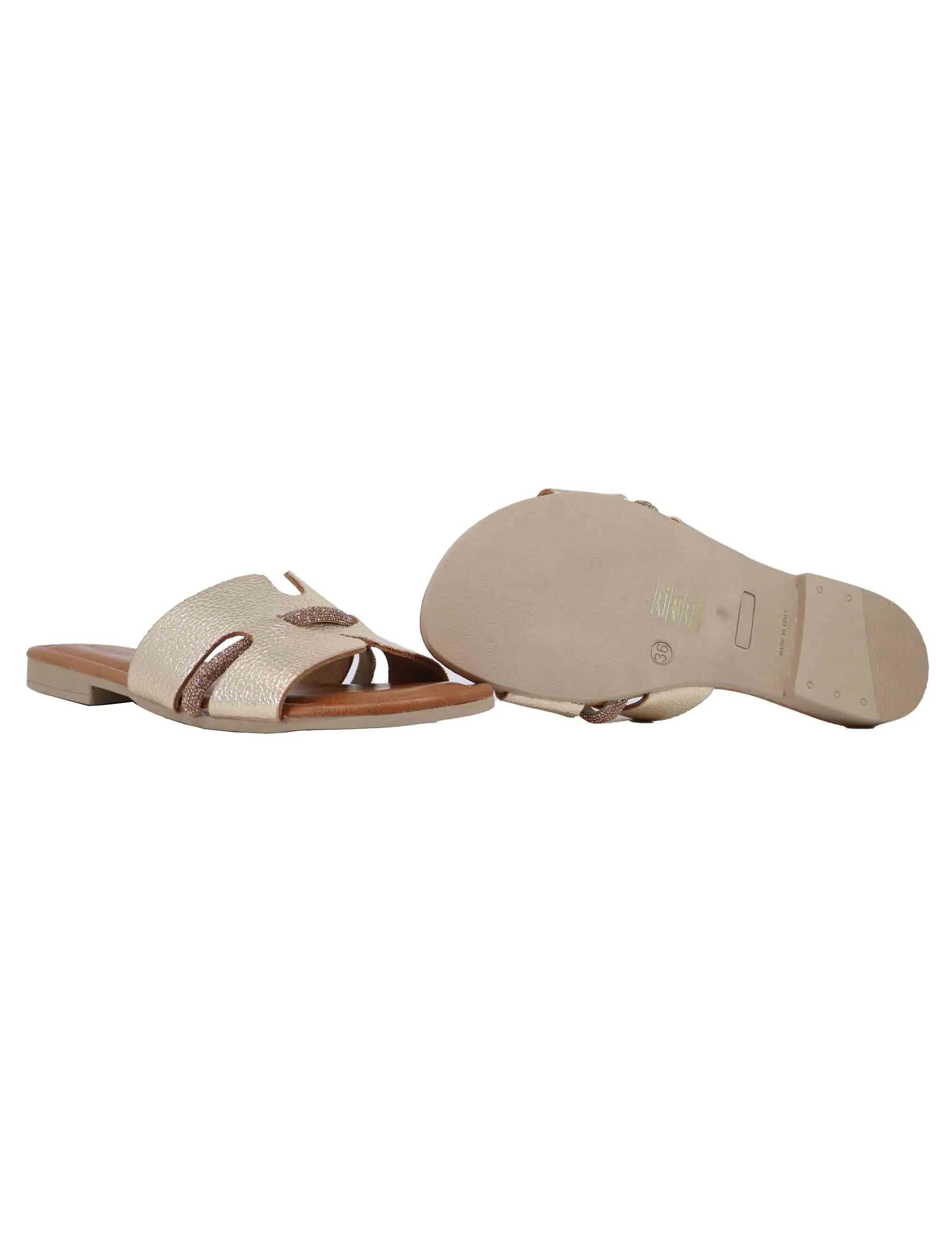 Sandali flat donna in pelle laminata platino con stass